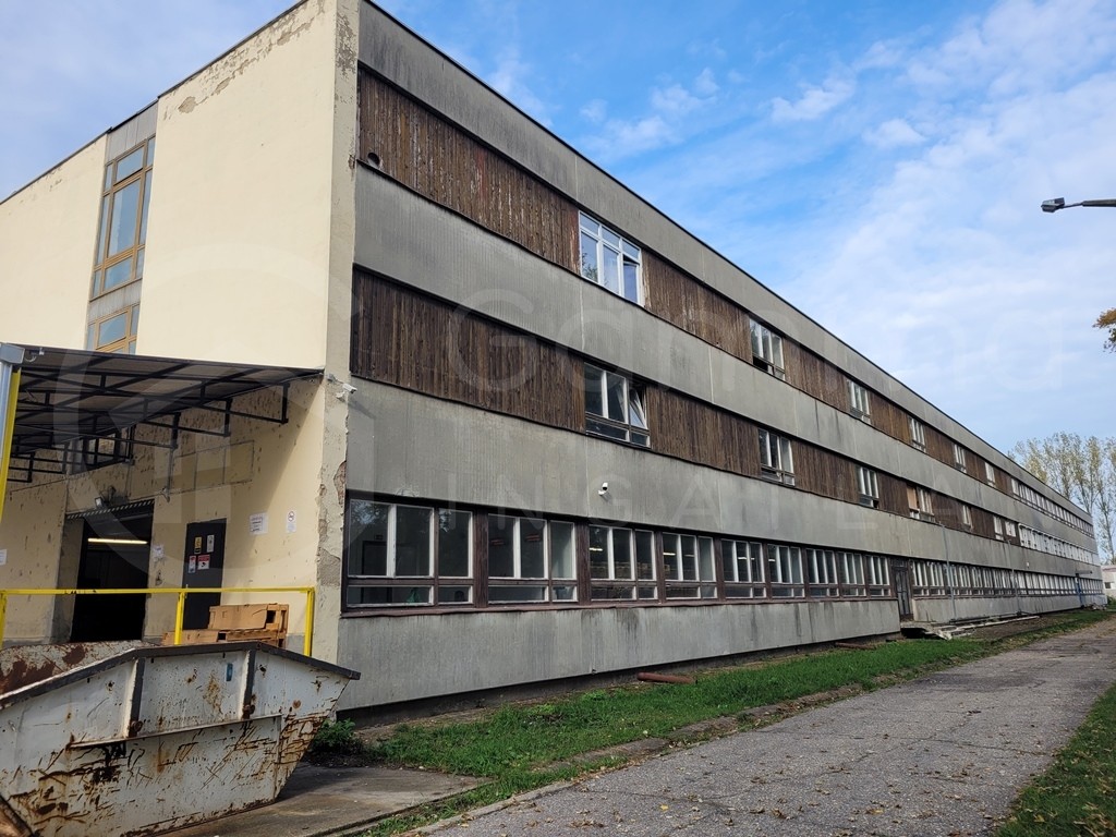 Tiszaújváros belterületi részén eladó egy 4320 m2 - es ratárcsarnok
