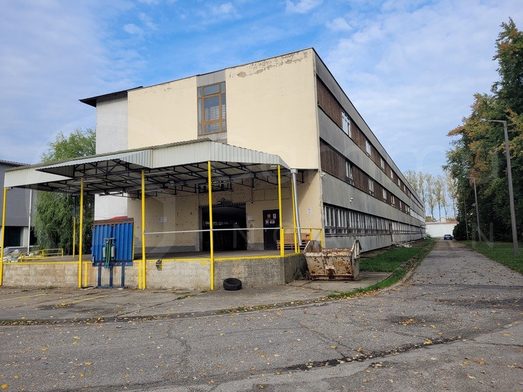 Tiszaújváros belterületi részén eladó egy 4320 m2 - es ratárcsarnok