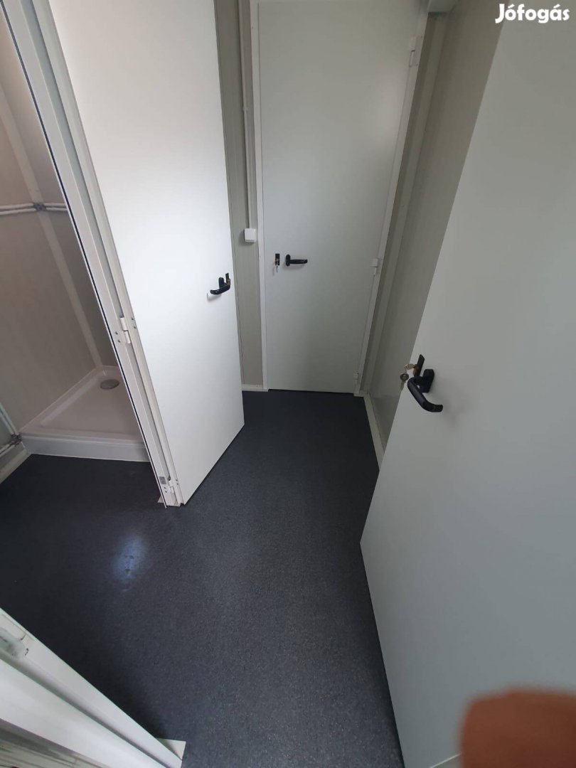 Fekete_feher_oltozo_kontener_20_labas_609842609146866