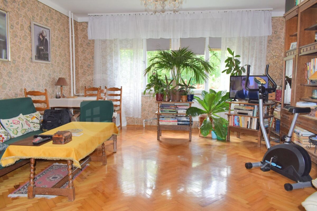 Diósgyőri vár közelében eladó egy 2x110m2 alapterületű