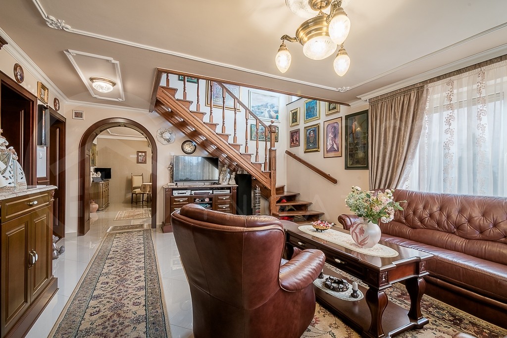 nyugodt utcájában ELADÓ egy 185 m2-es