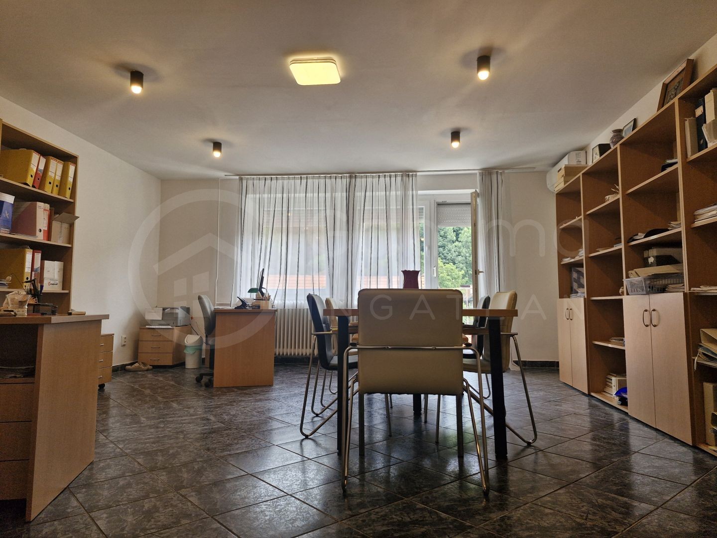 ÉBREDJEN AZ AVASI KILÁTÓ PANORÁMÁJÁVAL! ELADÓ NAPFÉNYES OTTHON VAGY IRODA A MEGGYESALJA UTCÁN!-1385299