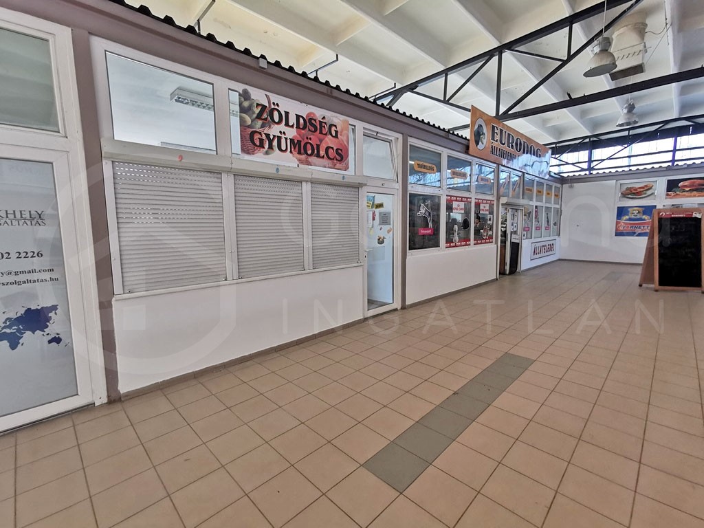 25 m2-es üzlethelyiséget a Vasgyári piac fedett csarnokában.-1427053