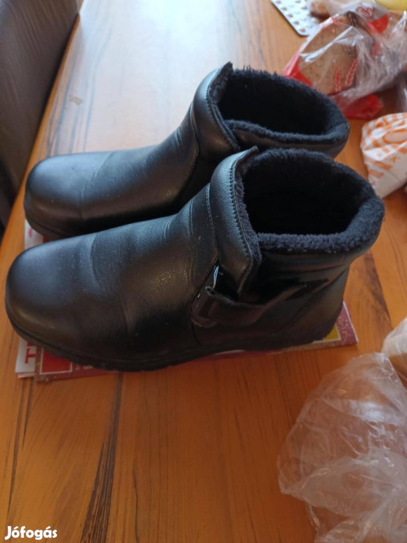 Elado_Vadonat_uj_ferfi_42_meret_764922748889281