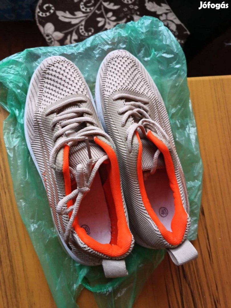 Elado_Sportcipo_kituno_allapotba_925602737570882