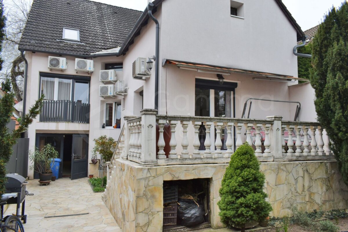 Debrecen Óváros részén eladó egy 4 szobás sorház