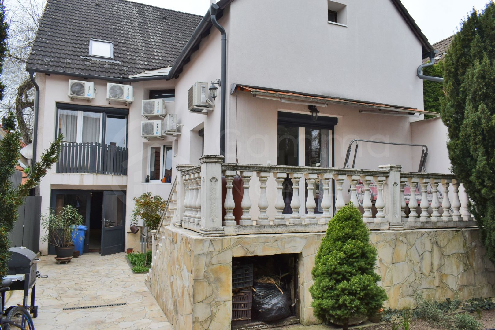 Debrecen Óváros részén eladó egy 4 szobás sorház