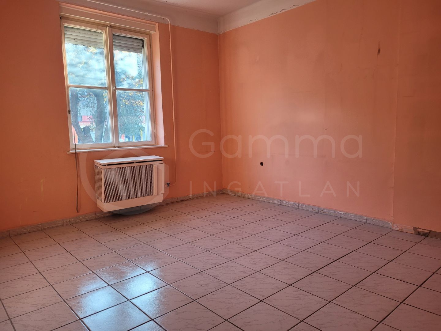 Miskolcon a belváros szélén a Bajcsy- Zs. utcában kiadó üzleti célra egy 38m2-es nagygarzon.-1339198