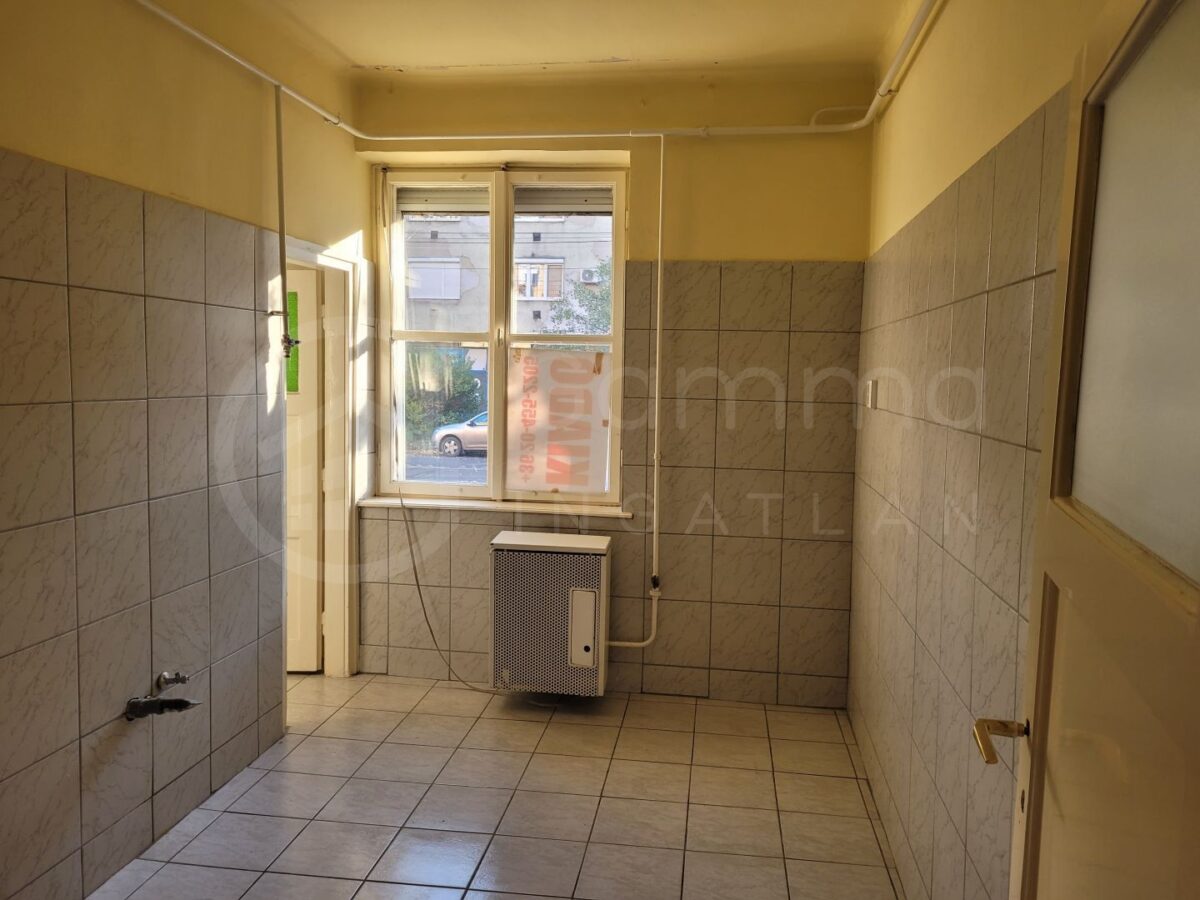 Miskolcon a belváros szélén a Bajcsy- Zs. utcában kiadó üzleti célra egy 38m2-es nagygarzon.-1339201