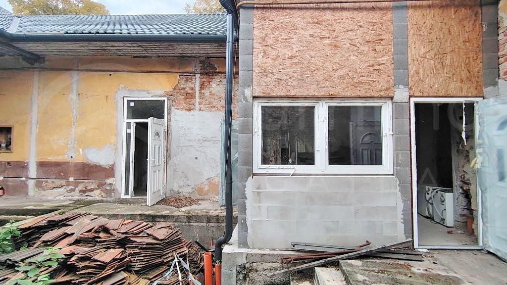 összközműves telken helyezkedik el.-1399960