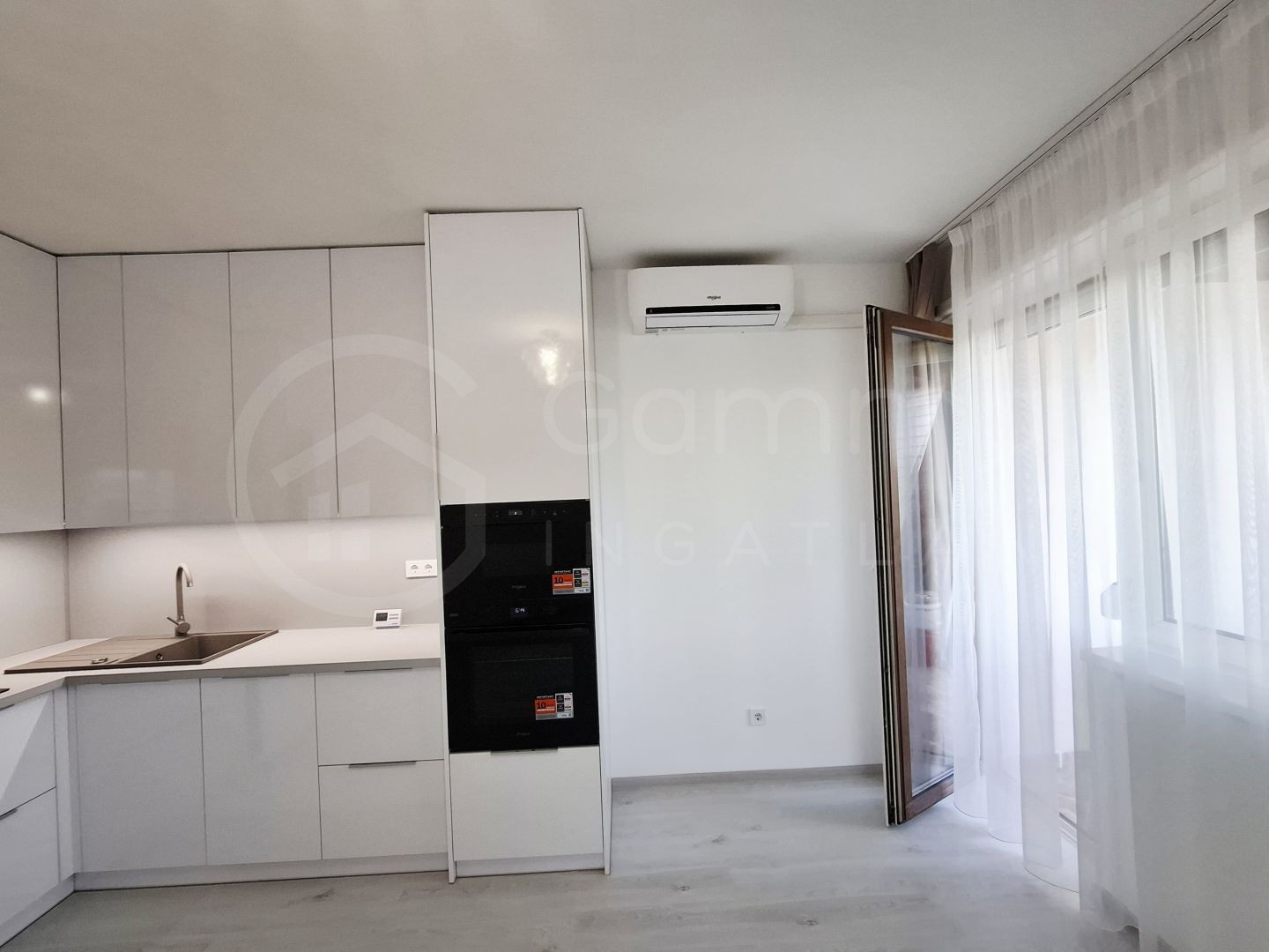 FEHÉR AKÁC LAKÓPARKBAN LAKÁS ELADÓ!-1450744