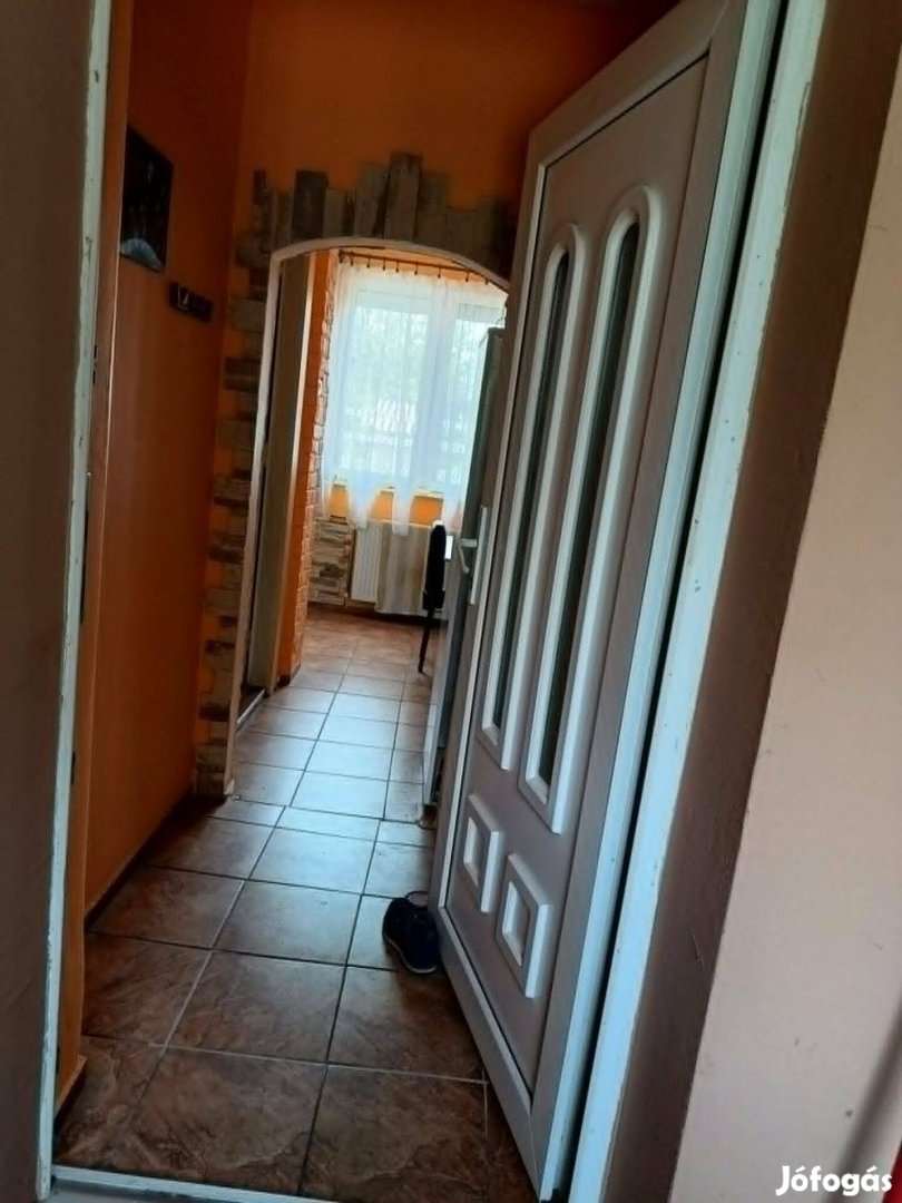 Elado_Komaromi_3_kulonnyilo_szobas_haz_585422835886195