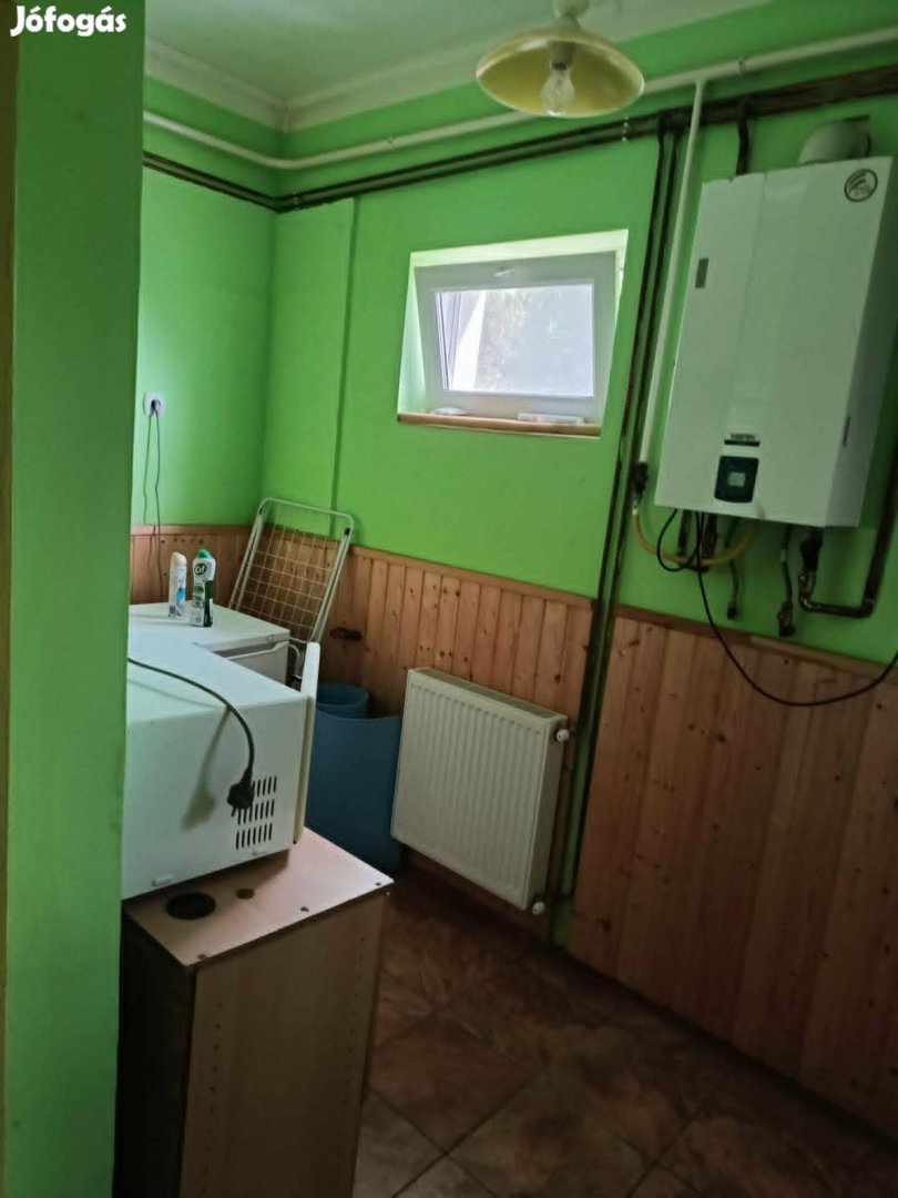 Elado_Komaromi_3_kulonnyilo_szobas_haz_887792835886572